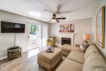 Living Room - Photo Gallery 3