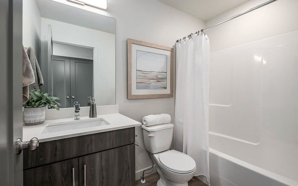 full bath and tub at Banner Hill, Bluffdale