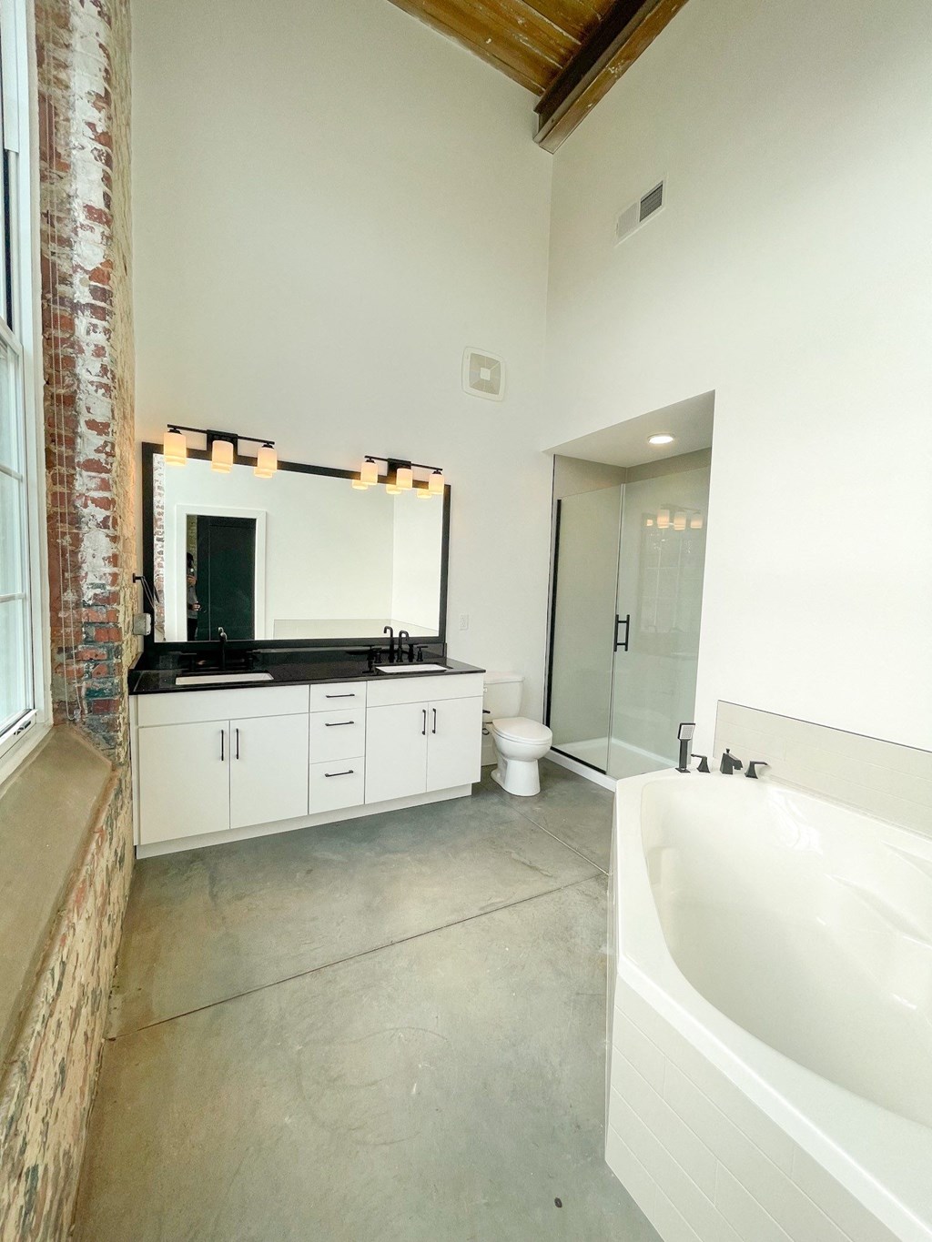 Jacuzzi Tubs in Select Floorplans*