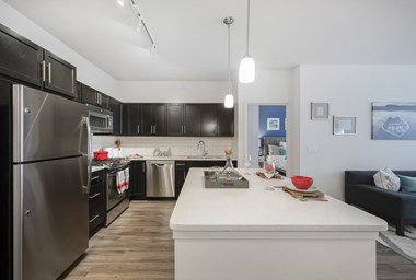 515 West Avenue Studio Apartment for Rent - Photo Gallery 1