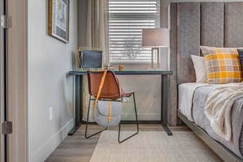 Model bedroom desk - Photo Gallery 6