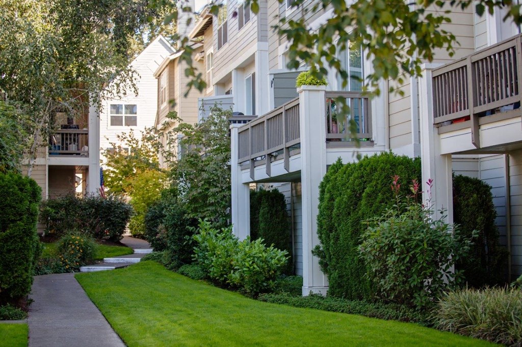 exterior building and balconies at Lionsgate South, Oregon