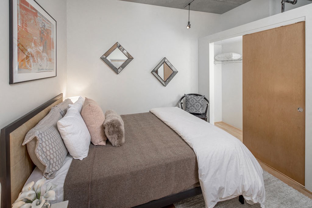 Beautiful Bright Bedroom at The Wyatt, Portland, 97209