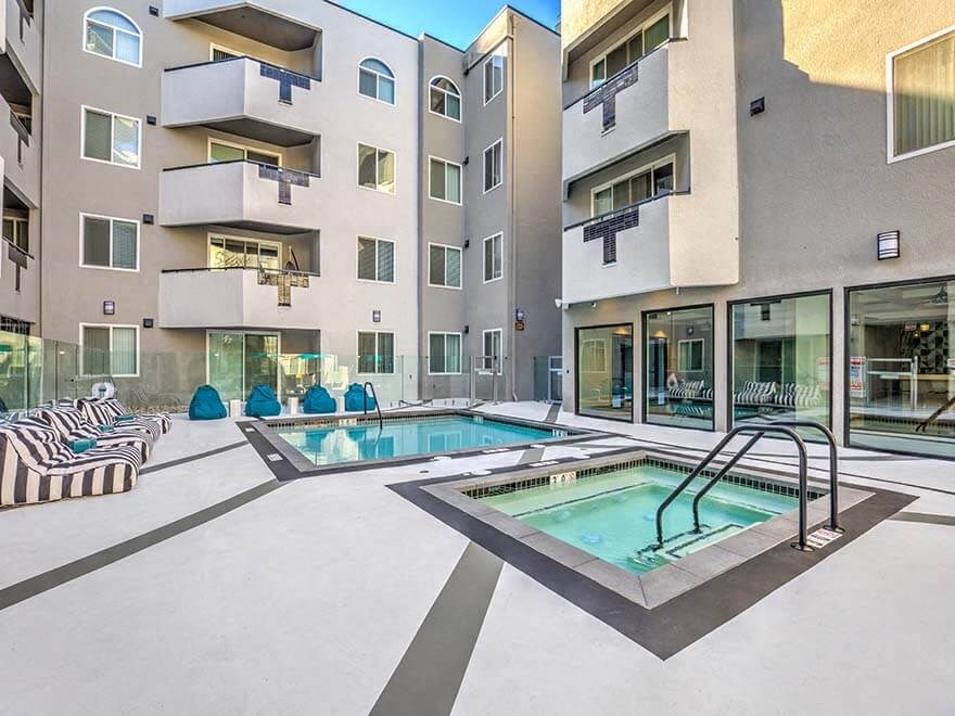 a pool sits in the middle of an apartment building