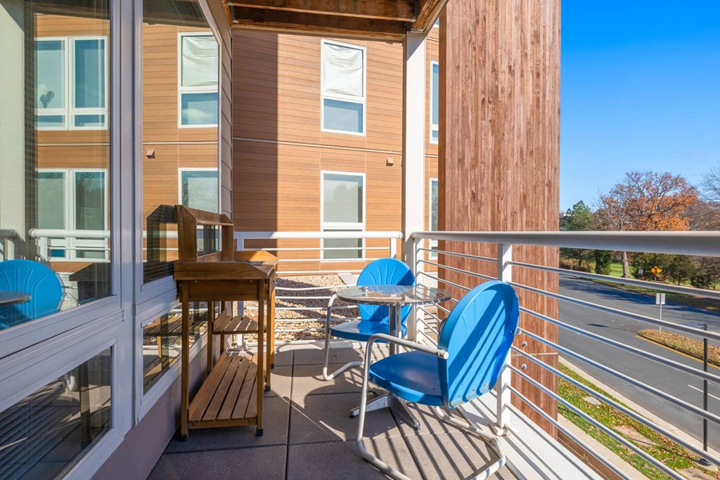 additional photo for property listing at chic digs with room to stretch out in the village 22 car