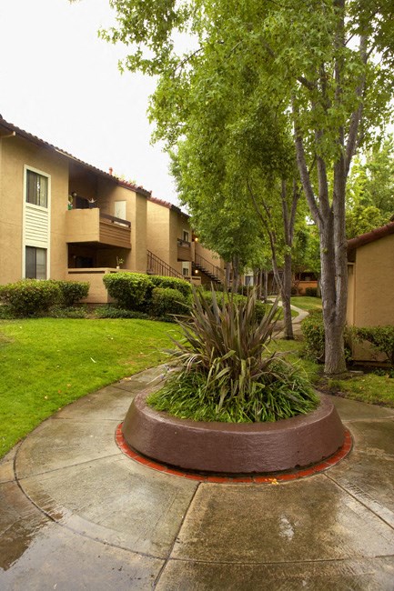 a sidewalk in front of an apartment building