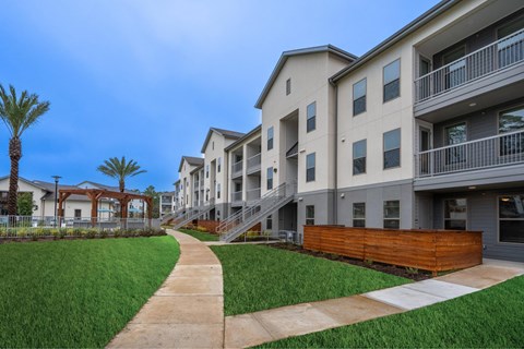 the preserve at ballantyne commons apartments courtyard and exterior