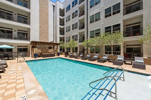 a swimming pool at 422 at the Lake, Texas
