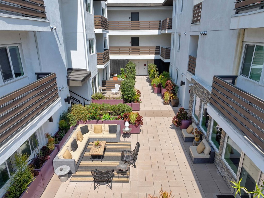 A courtyard with a table and chairs surrounded by buildings.