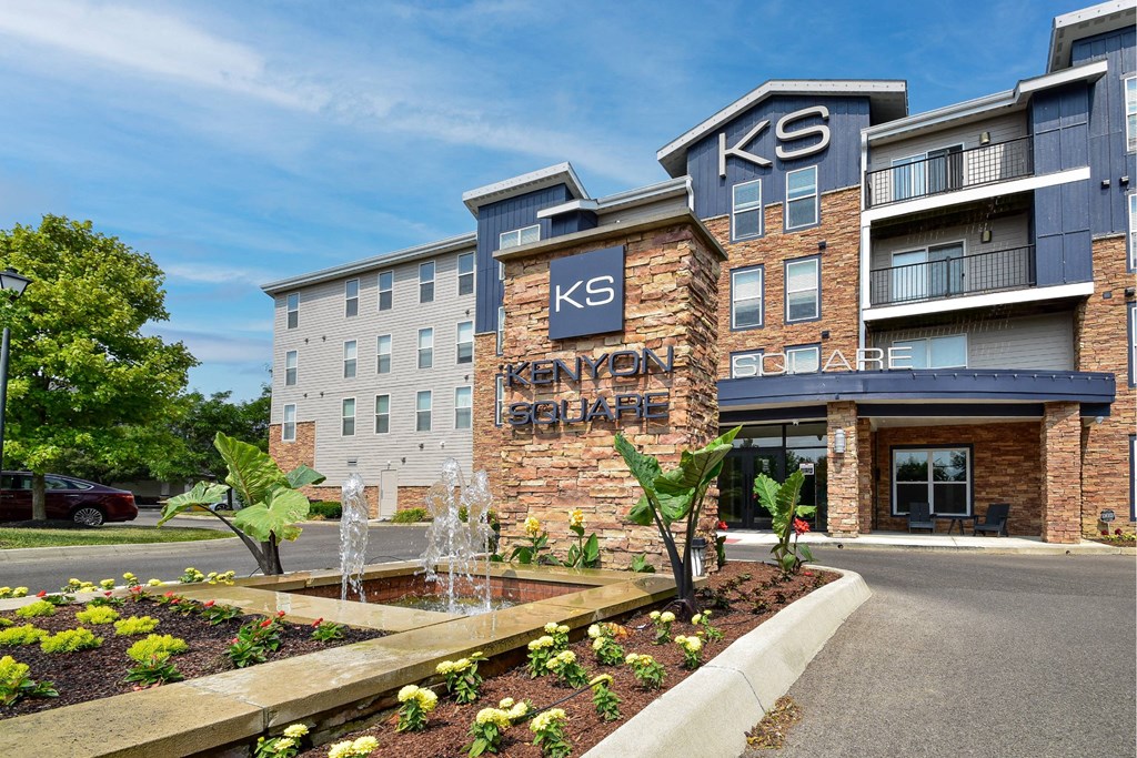 Exterior view of Kenyon Square Apartments in Polaris, Ohio