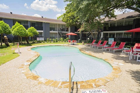 A pool surrounded by chairs. Una piscina rodeada de sillas.