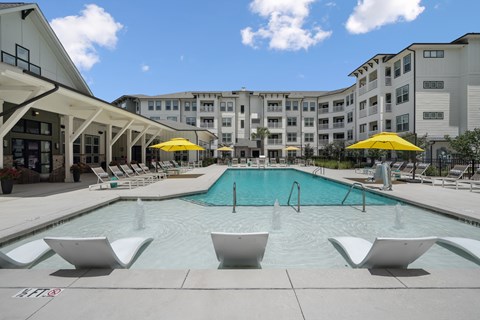 A pool with a fountain in the middle of it.