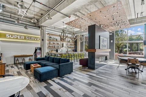 A room with a sign that says "Super Service" on the wall.