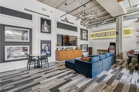 A room with a blue couch and a sign that says "Super Service".