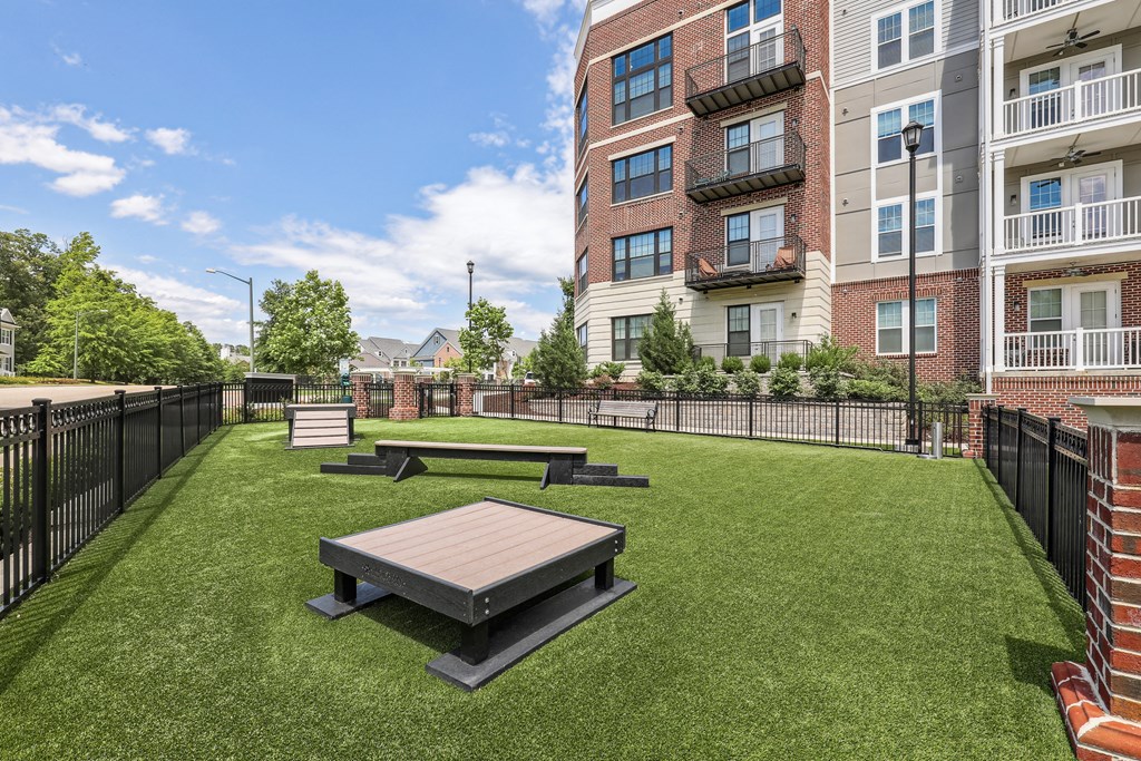 the reserve at city center spacious courtyard with picnic tables