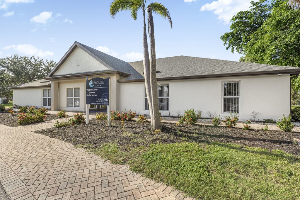 A building with a sign that says "Escuela" in front of it.