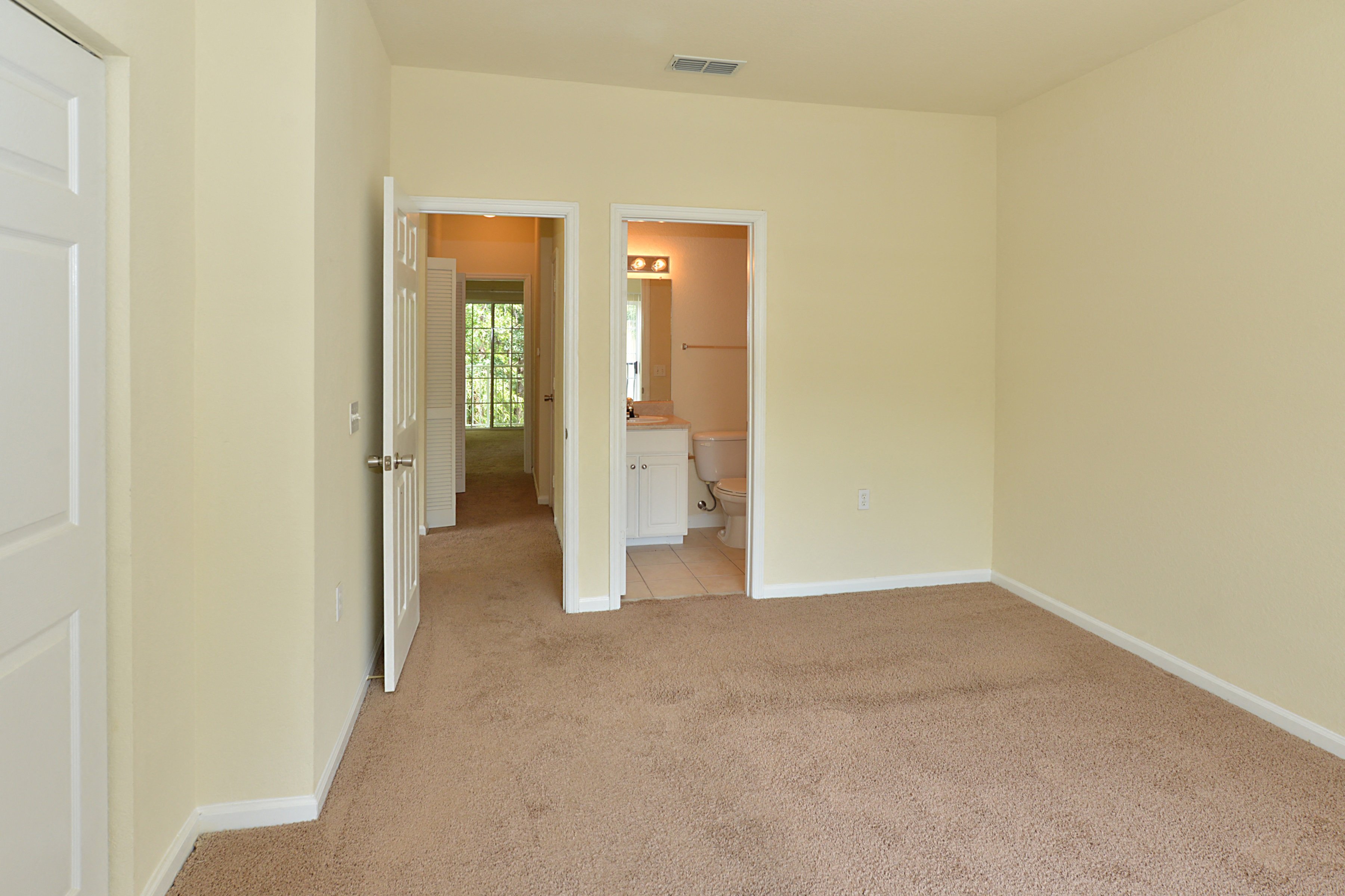 Interior Bedroom Carpet Flooring at Magnolia Place Apartment, Gainesville, FL