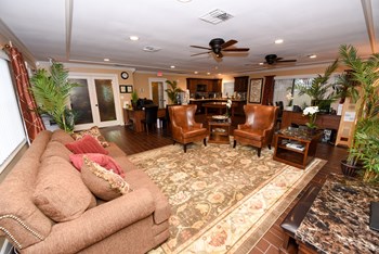 Clubhouse sitting area at Green Oaks Apartments, Tampa, 33616 - Photo Gallery 28