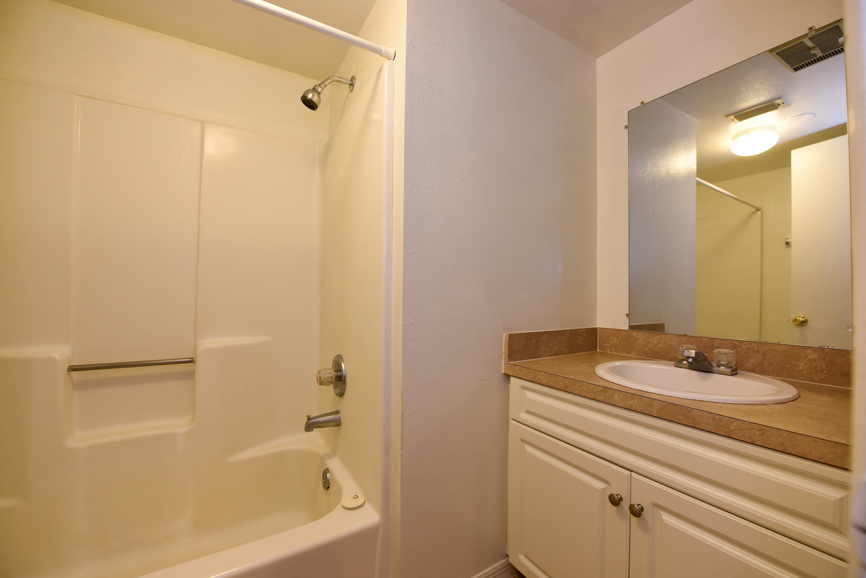 Bathroom at Green Oaks Apartments, Tampa, 33616