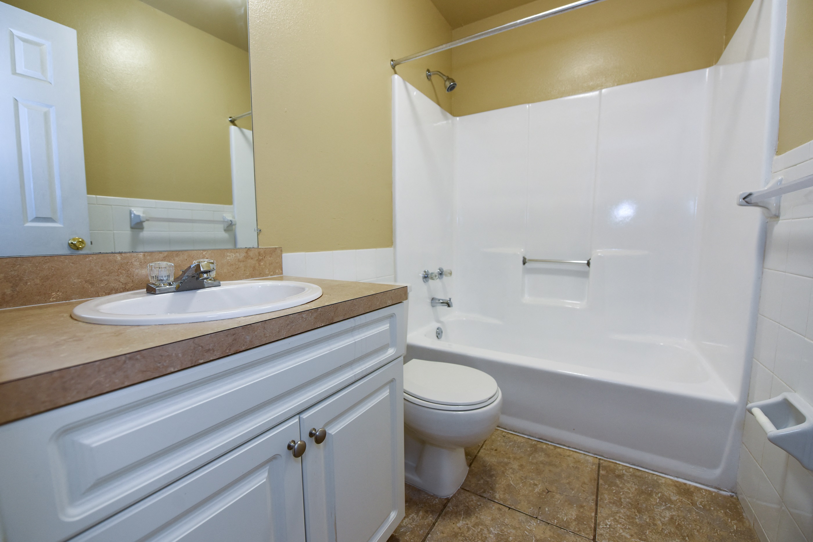 Full Bathroom Shower and Tub at Green Oaks Apartments, Tampa, FL, 33616