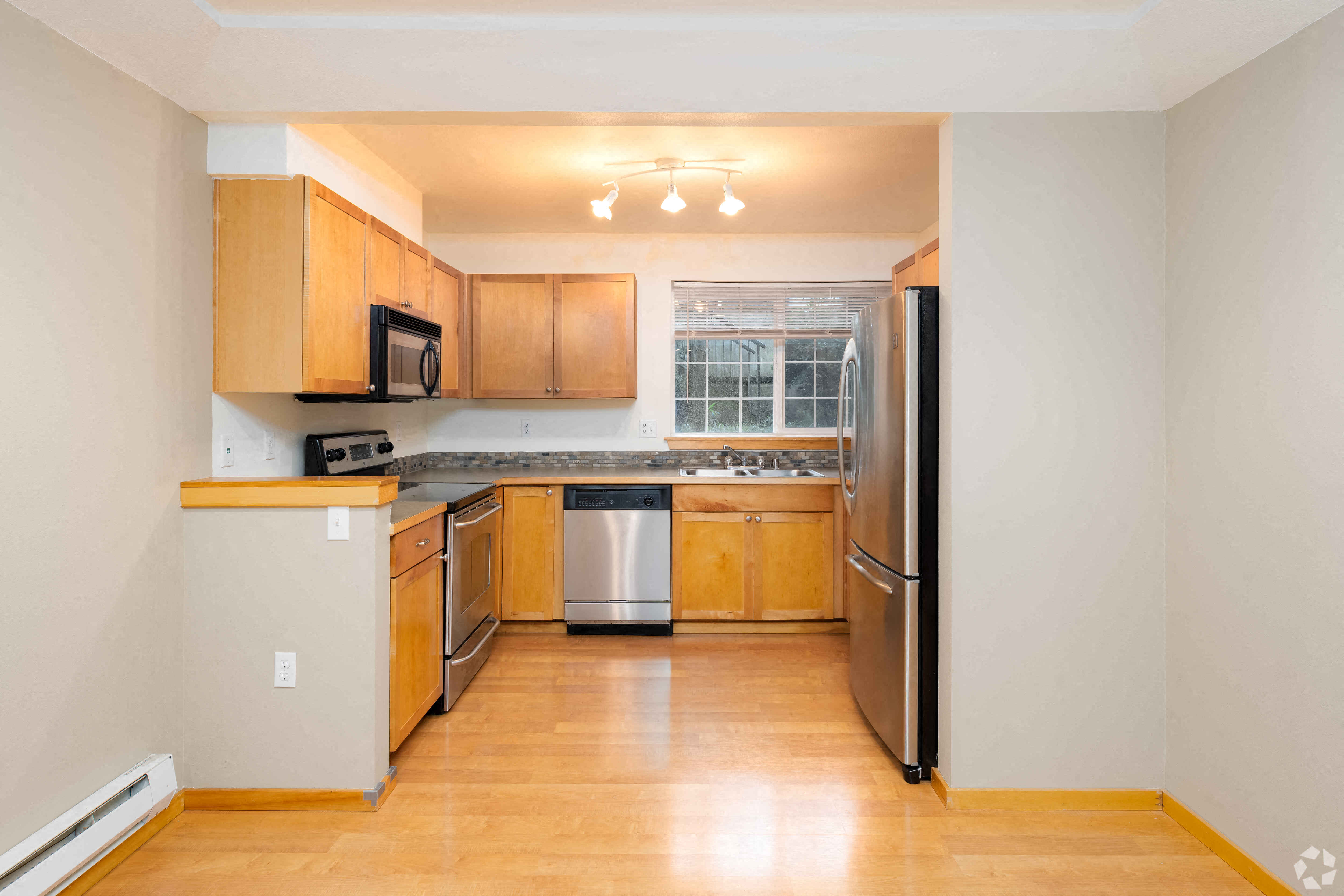 Kitchen with applainces at Springbrook Reserve Apartments,Seattle,98178