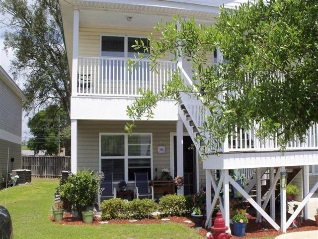 Green Garden Style Apartmentsat Ava Kay Townhomes, Florida