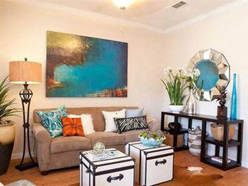 Living Room decor at Springwood Townhomes Apartments, Florida, 32303