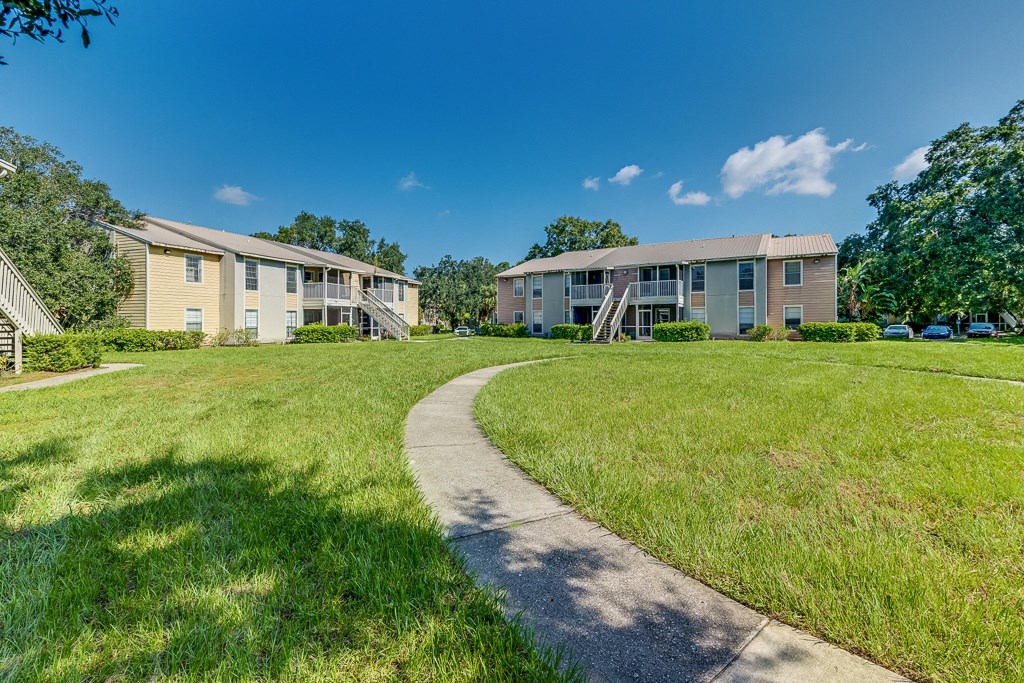 the preserve at ballantyne commons apartments walking path to apartment buildings