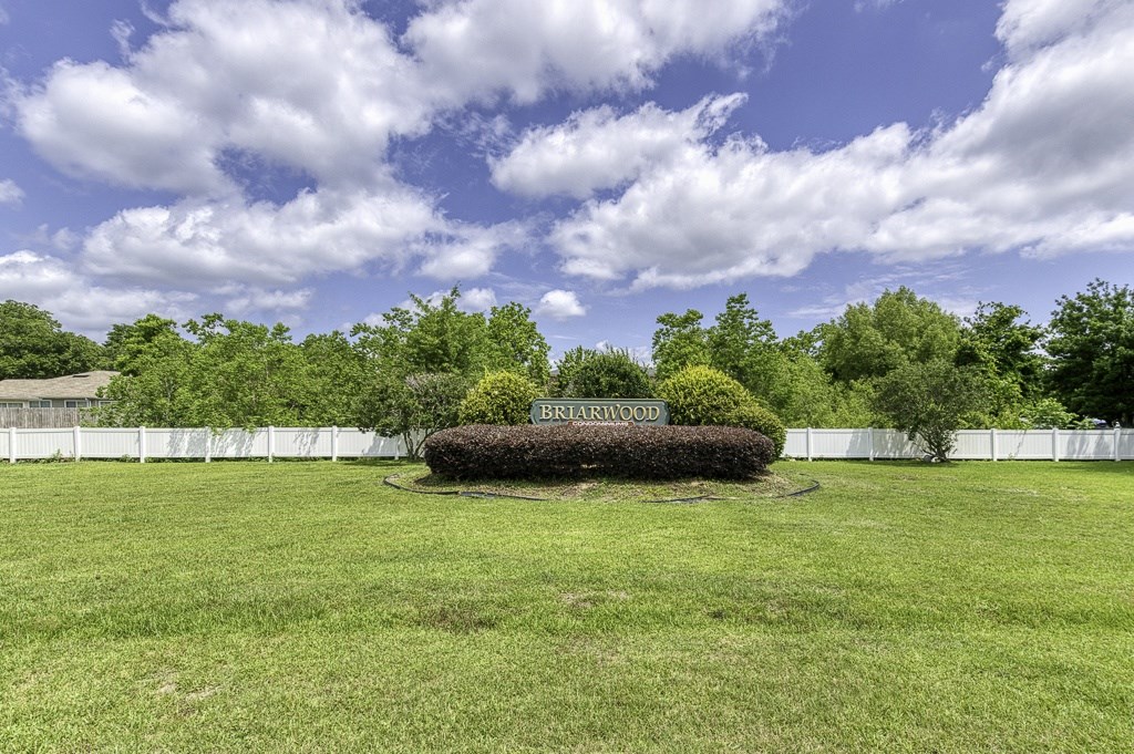 A sign in a grassy field that says "Briarwood".