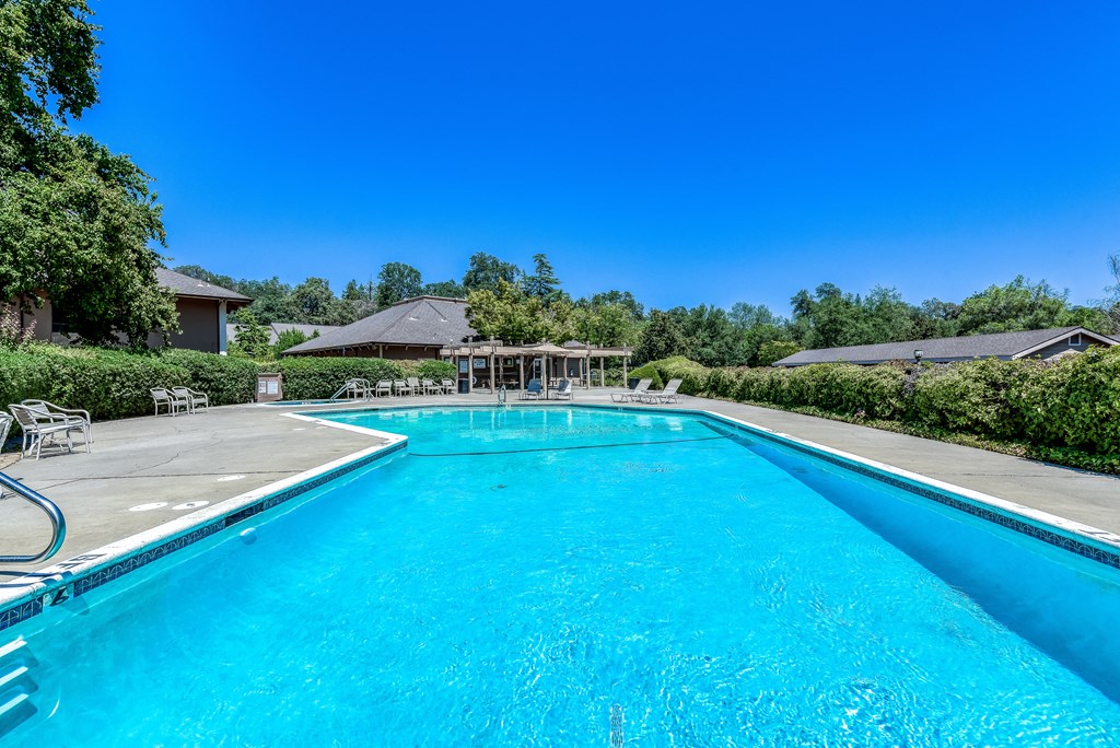 additional photo for property listing at chic digs with room to stretch out in the village 22 car