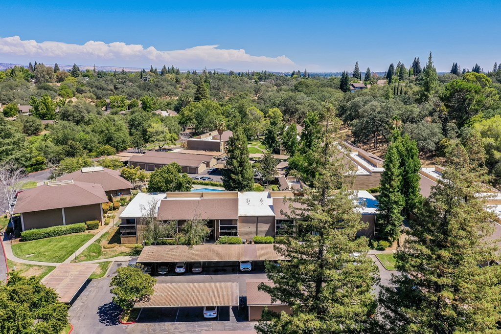 additional photo for property listing at chic digs with room to stretch out in the village 22 car