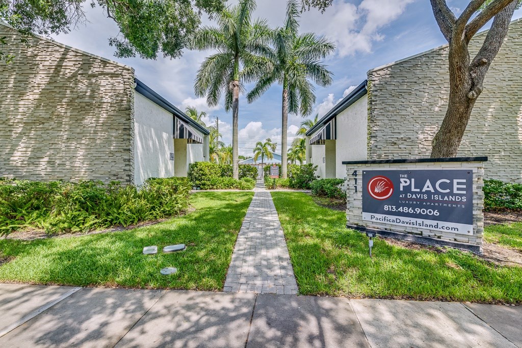 A sign for Davis Islands is in the foreground of a residential area.