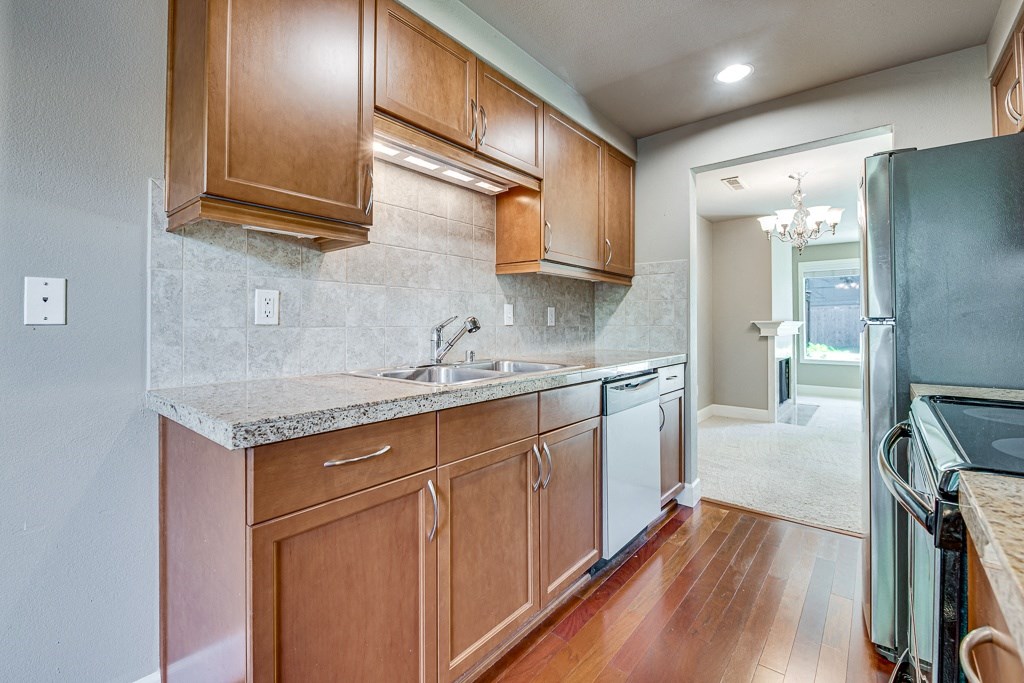 Modern kitchen at Village at The Pointe Apartments, Washington,98407