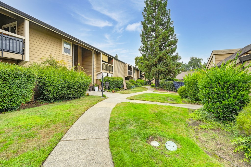 the preserve at ballantyne commons walkway between houses