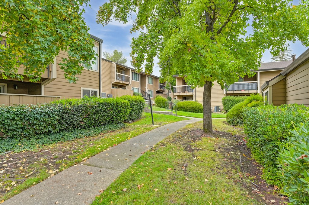 the preserve at ballantyne commons walkway between apartment buildings