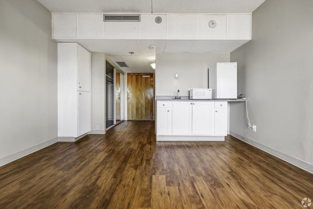 the preserve at ballantyne commons apartment living room and kitchen