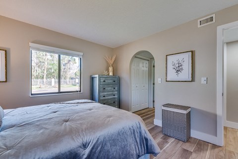 a bedroom at the enclave at woodbridge apartments in sugar land, tx