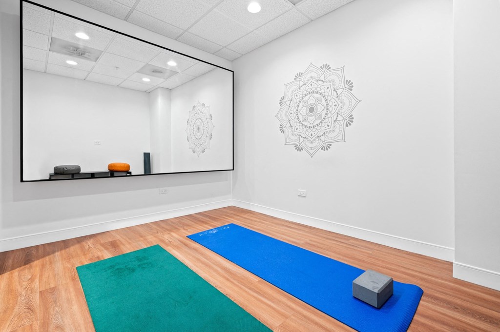 Fitness studio at Shoreham and Tides Apartments, Chicago, Illinois
