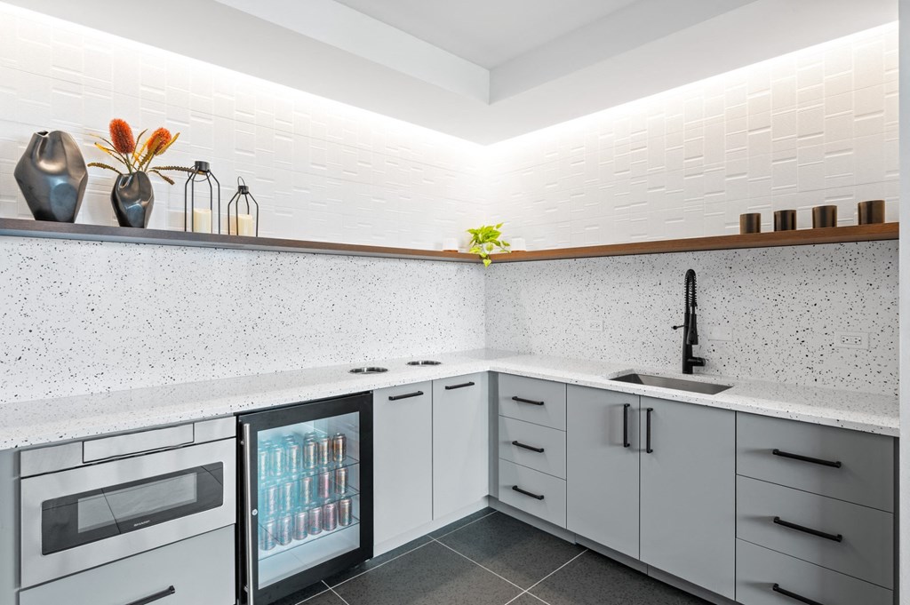 Community kitchen area at Shoreham and Tides Apartments, Illinois, 60601