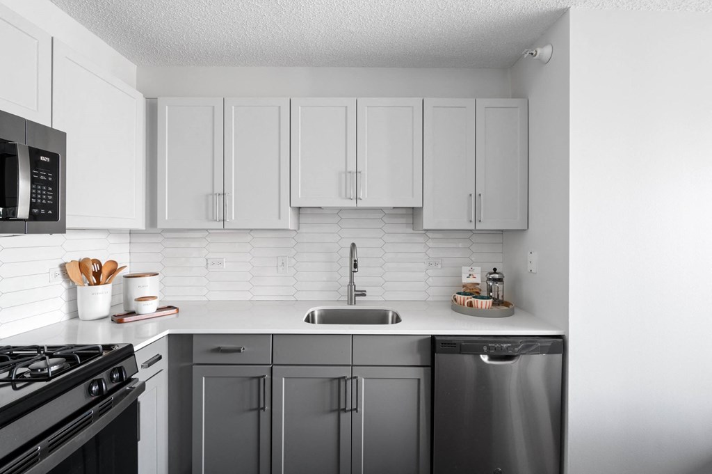 Modern Kitchen at Shoreham and Tides Apartments, Chicago, IL, 60601
