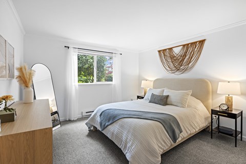 Large Bedroom at 2000 Lake Washington Apartments in Renton, WA 98056