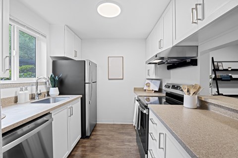 Modern Kitchen at 2000 Lake Washington Apartments in Renton, WA 98056
