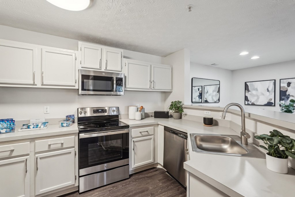 Modern Kitchen at Gwinnett Pointe Apartments in Norcross, GA 30093
