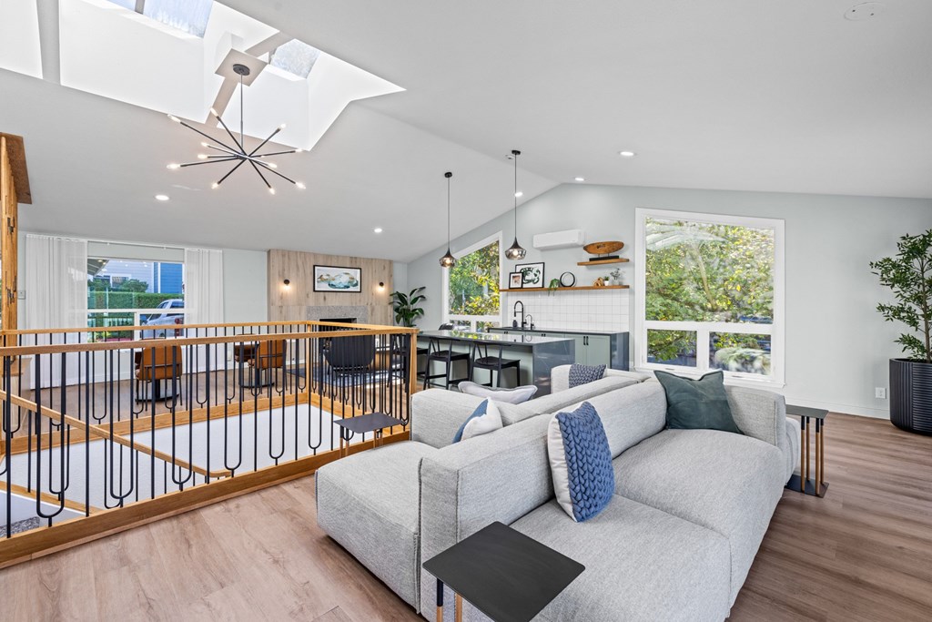 2000 Lake Washington Apartments is a similar property to Vantage Point located in Renton