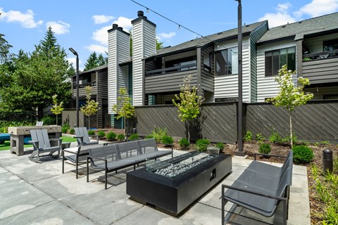 Courtyard Patio Lounge at The Lakes Apartments in Bellevue, WA 98007