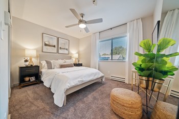 Spacious main bedroom in model apartment - Photo Gallery 4