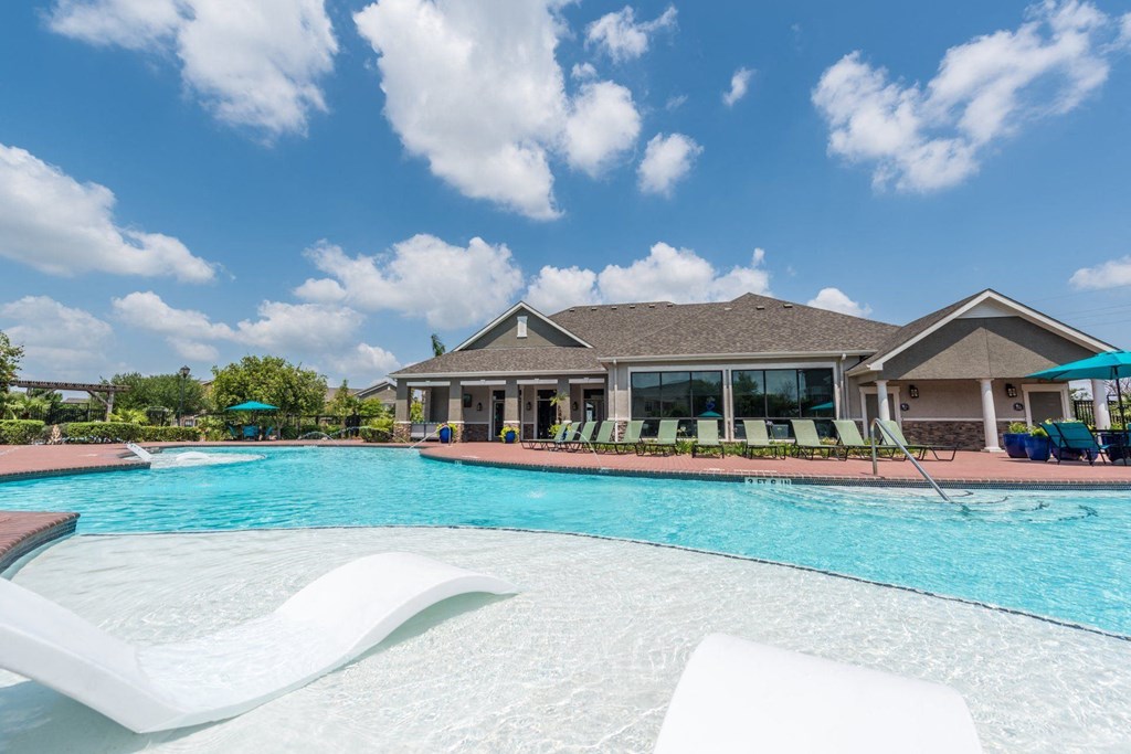 the swimming pool at the estates apartments at Sladestone Shadow Creek, Texas
