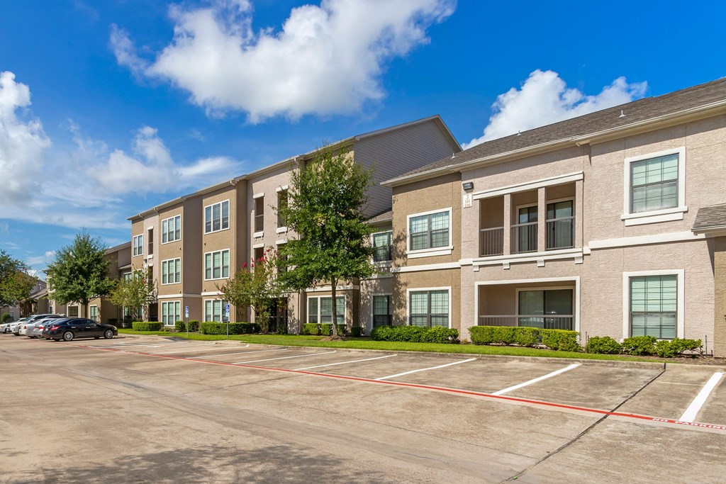 an empty parking lot in front of an apartment building at Summerwind, Pearland, TX