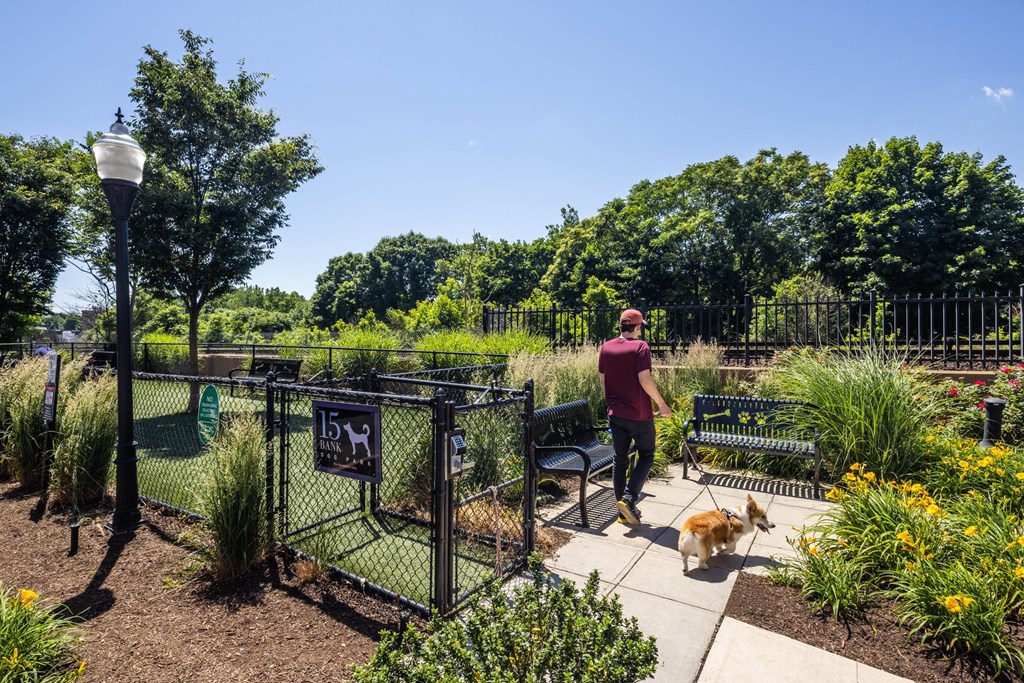 Garden with a fence at 15 Bank Apartments, New York