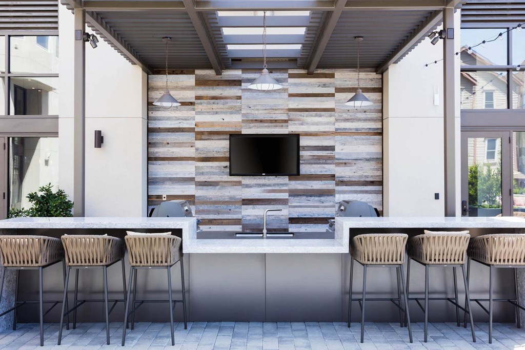 Grill area in courtyard at Aventine, Hercules